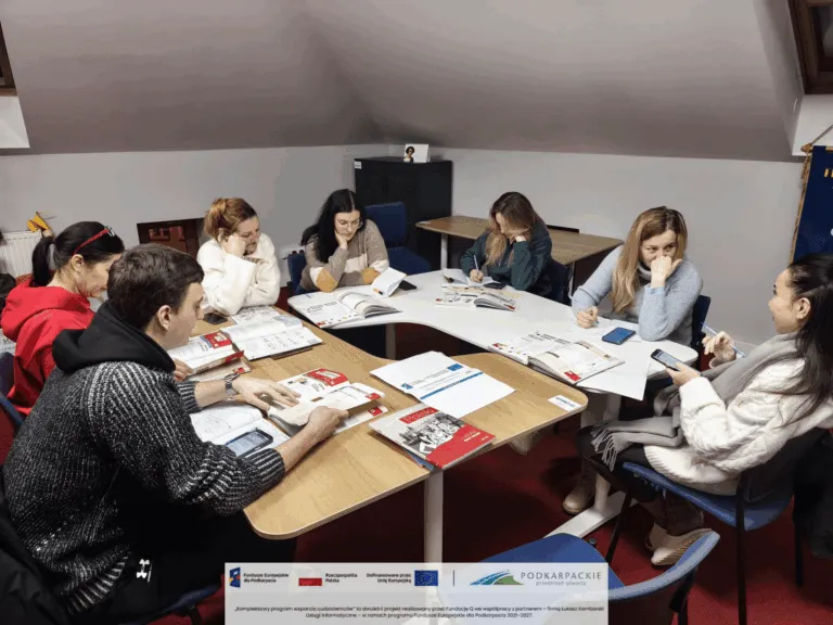 Grupa uczestników podczas nauki i rozmowy na zajęciach