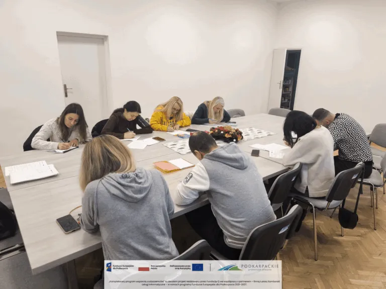 Uczestnicy programu w trakcie pracy indywidualnej przy dużym stole