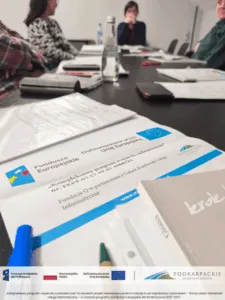 Materiały szkoleniowe programu na stole podczas warsztatów