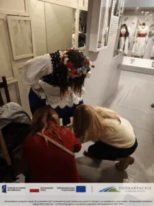 Uczestniczki warsztatów integracyjnych podczas spotkania w muzeum