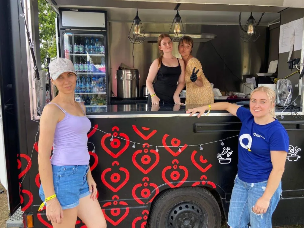 Food truck Kuchnia z Sercem z zespołem przy ladzie podczas wydarzenia plenerowego
