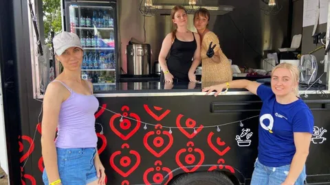 Food truck Kuchnia z Sercem z zespołem przy ladzie podczas wydarzenia plenerowego