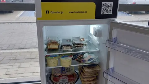 Lodówka społeczna Fundacji Q z oznaczeniem projektu