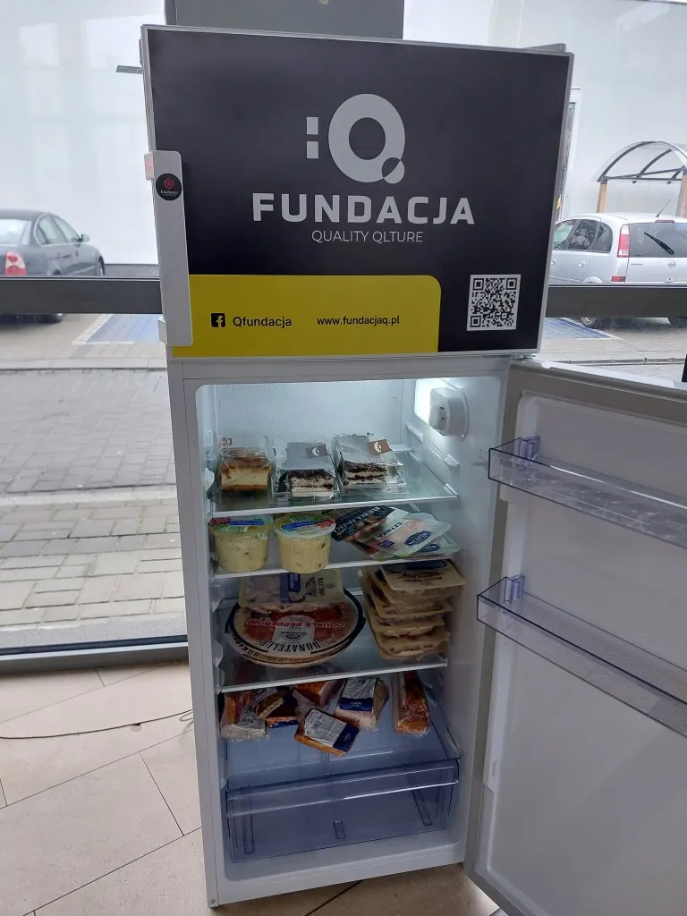 Lodówka społeczna Fundacji Q z oznaczeniem projektu