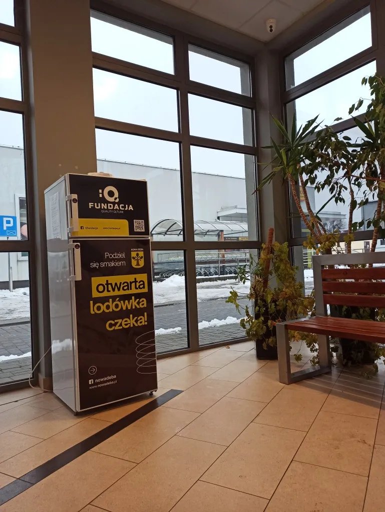 Wnętrze lodówki społecznej z produktami spożywczymi
