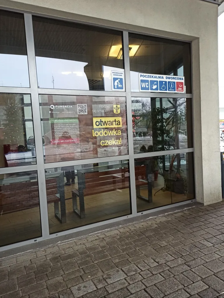 Wejście do poczekalni dworca PKS z oznaczeniem jadłodzielni