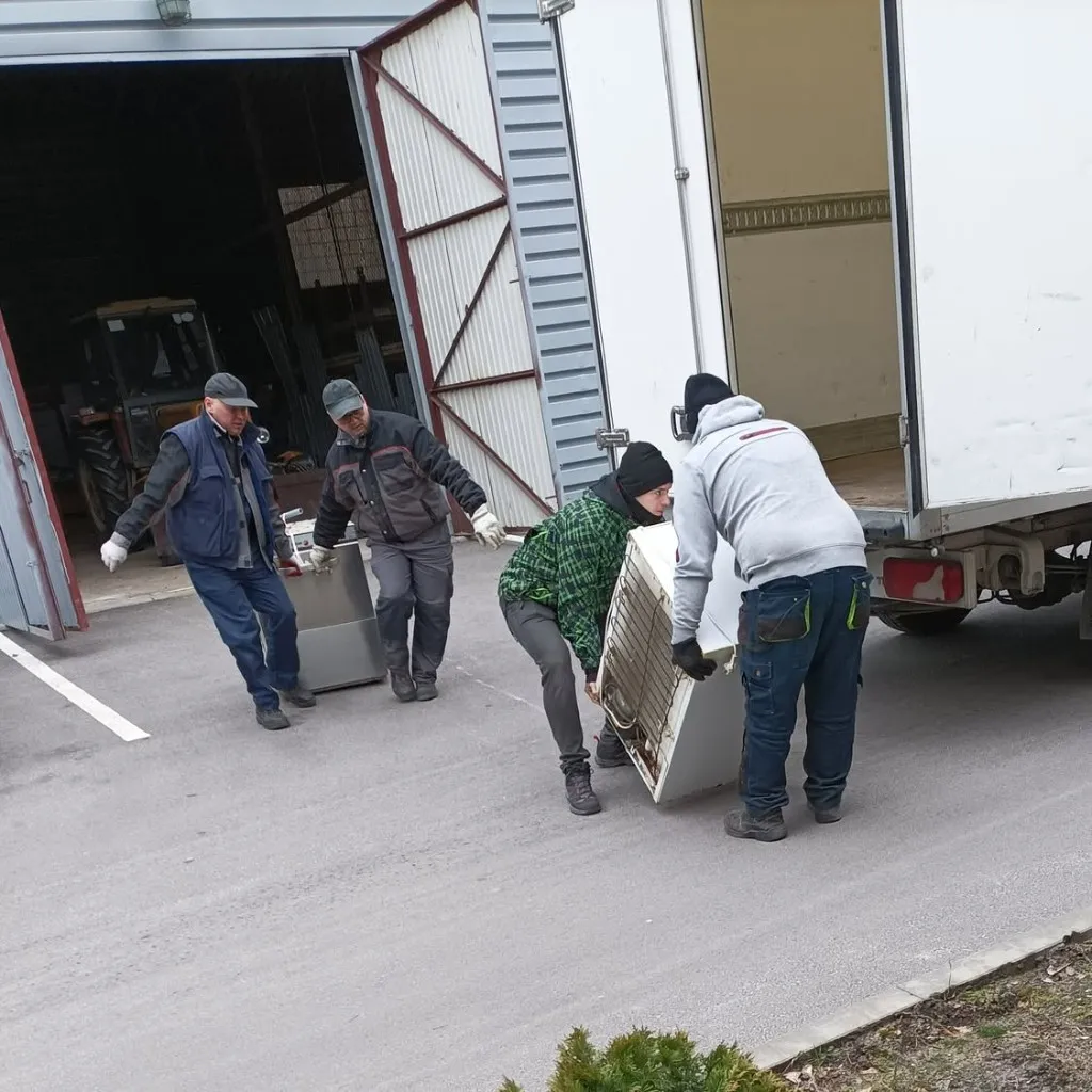 Wolontariusze akcji Recykling Wspiera przy transporcie elektrośmieci
