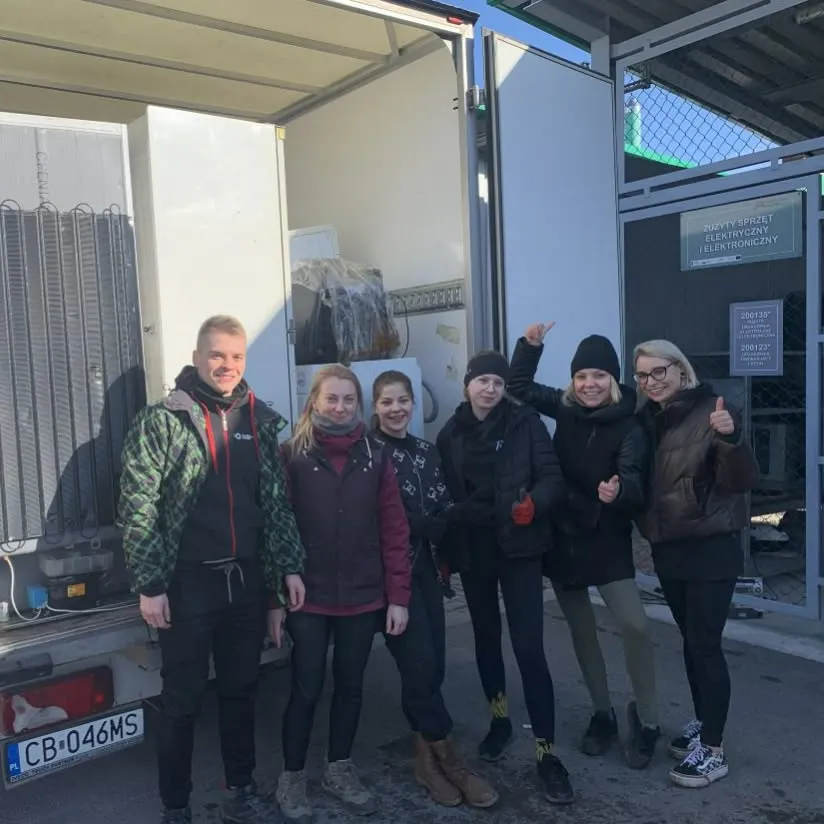 Załadunek dużego sprzętu AGD podczas zbiórki elektrośmieci