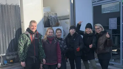 Załadunek dużego sprzętu AGD podczas zbiórki elektrośmieci