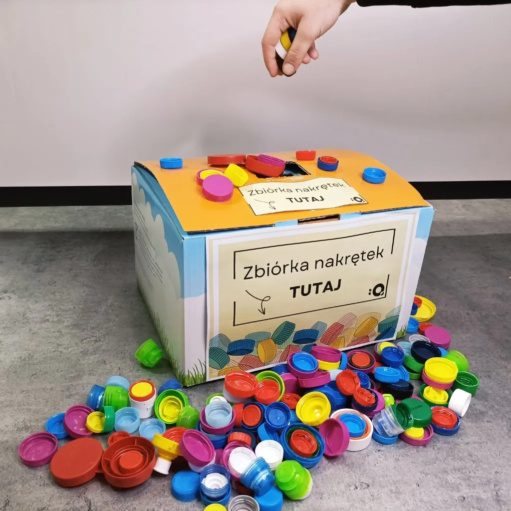 Puszka do zbiórki nakrętek wspierającej działania społeczne